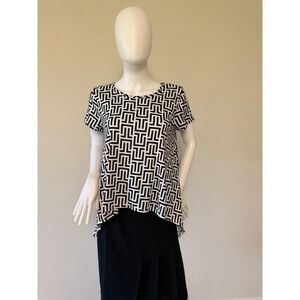 Juniper + Lime Women PS Petite Small Black White Geometric Swing Top